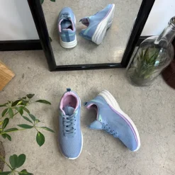 Lavendelblå, åndbar sko med let svangstøtte