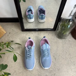 Lavendelblå, åndbar sko med let svangstøtte