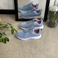 Lavendelblå, åndbar sko med let svangstøtte