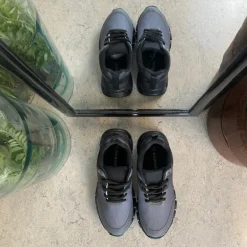 Let damesko i sortgrå med EVA-sål og snørelukning – åndbar PU/mesh