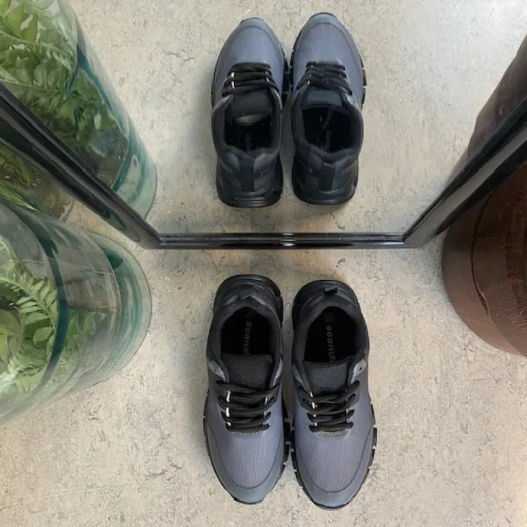 Let damesko i sortgrå med EVA-sål og snørelukning – åndbar PU/mesh