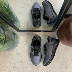 Let damesko i sortgrå med EVA-sål og snørelukning – åndbar PU/mesh