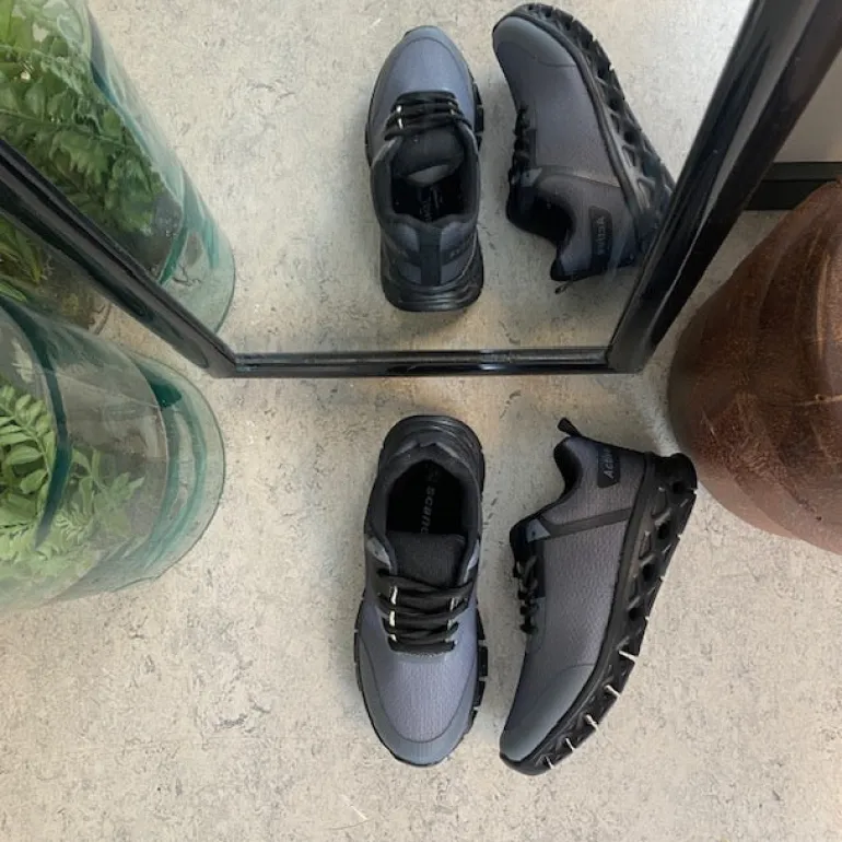 Let damesko i sortgrå med EVA-sål og snørelukning – åndbar PU/mesh