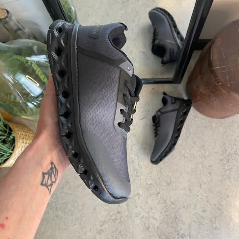 Let damesko i sortgrå med EVA-sål og snørelukning – åndbar PU/mesh