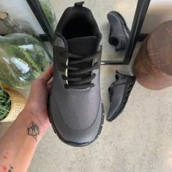 Let damesko i sortgrå med EVA-sål og snørelukning – åndbar PU/mesh