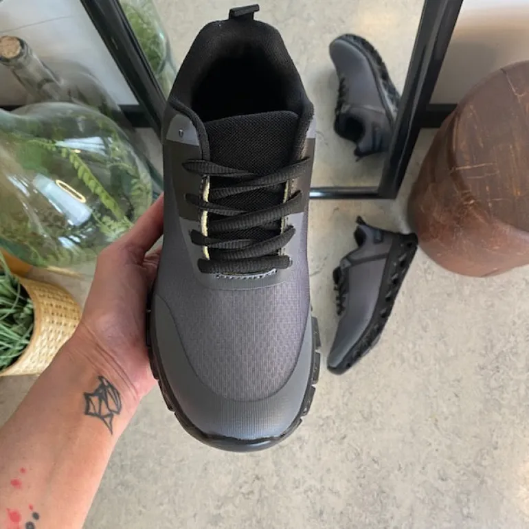 Let damesko i sortgrå med EVA-sål og snørelukning – åndbar PU/mesh