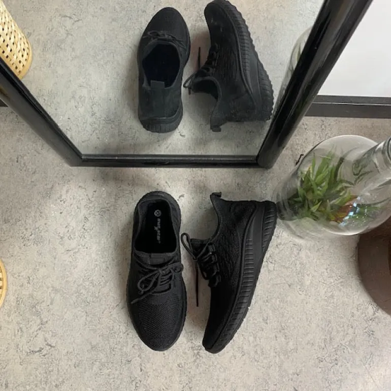 Letvægts sort slip-on sko