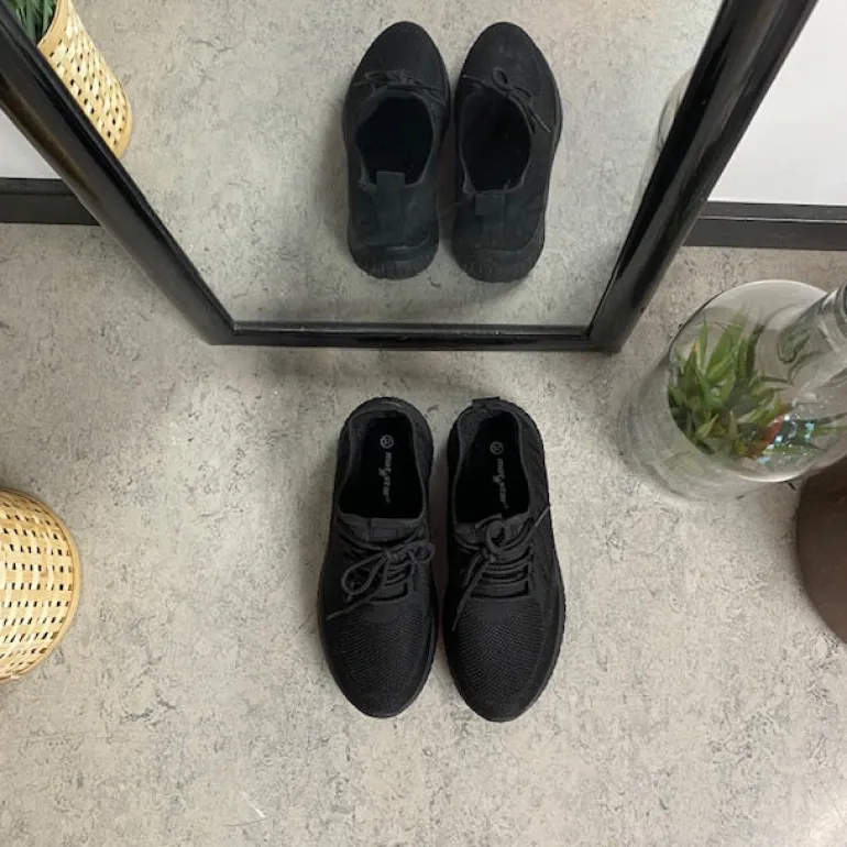 Letvægts sort slip-on sko
