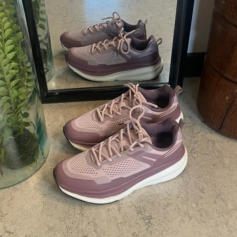 Lilla, stødabsorberende sko i åndbart mesh.