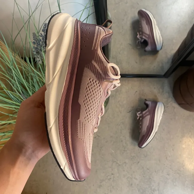 Lilla, stødabsorberende sko i åndbart mesh.