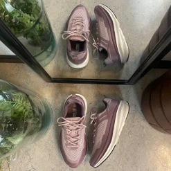 Lilla, stødabsorberende sko i åndbart mesh.