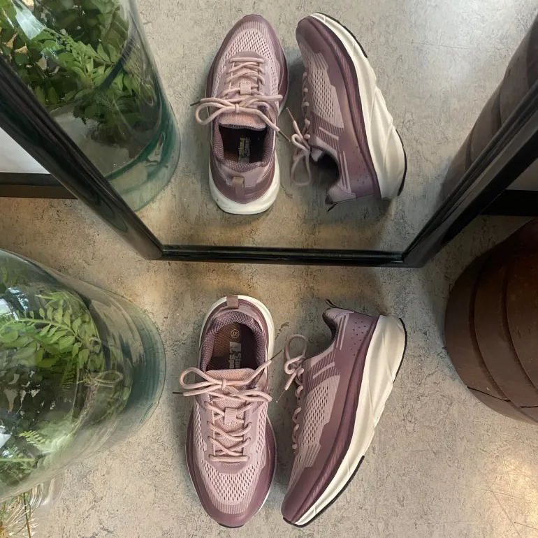 Lilla, stødabsorberende sko i åndbart mesh.