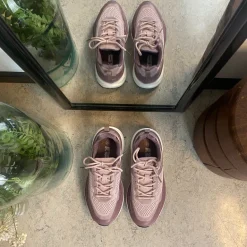 Lilla, stødabsorberende sko i åndbart mesh.