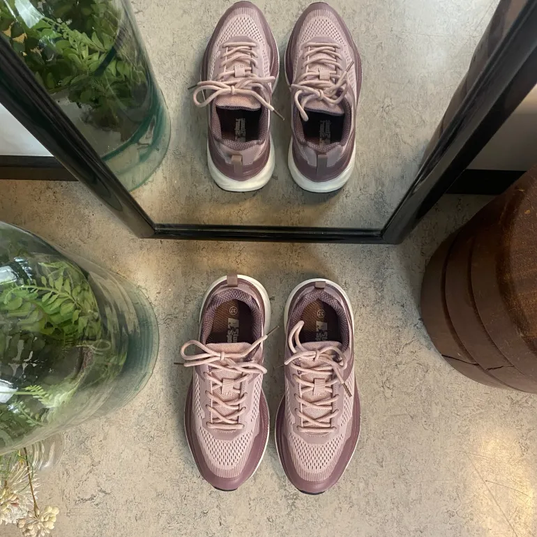 Lilla, stødabsorberende sko i åndbart mesh.