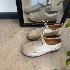 Lys beige skind snøresko med god stødabsorbering