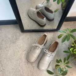 Lys beige skind snøresko med god stødabsorbering