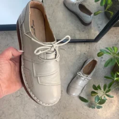 Lys beige skind snøresko med god stødabsorbering