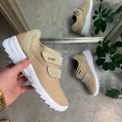 Lys fleksibel sko med skridhæmmende såler