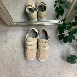 Lys fleksibel sko med skridhæmmende såler