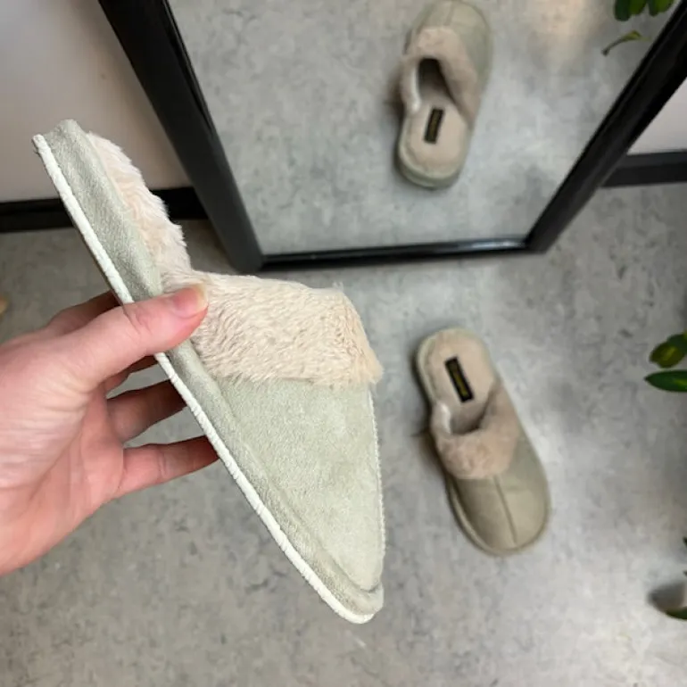 Lys grøn hjemmesko med synlig pelskant