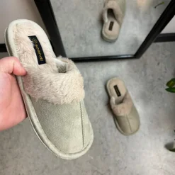 Lys grøn hjemmesko med synlig pelskant