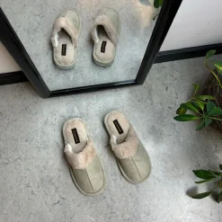 Lys grøn hjemmesko med synlig pelskant