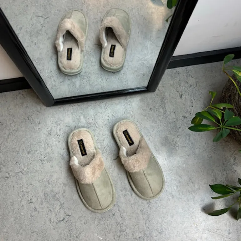 Lys grøn hjemmesko med synlig pelskant