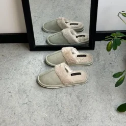 Lys grøn hjemmesko med synlig pelskant