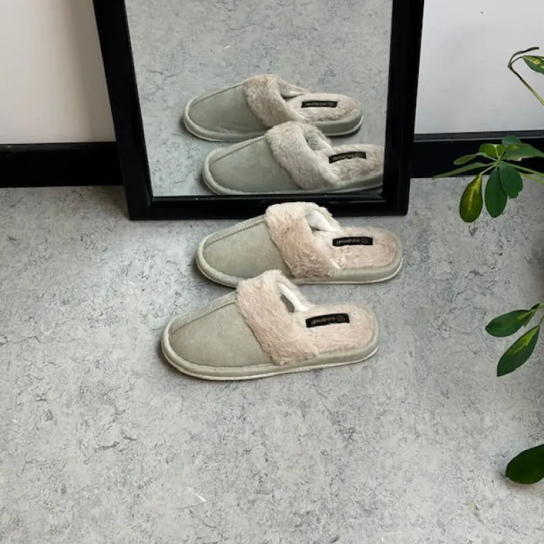 Lys grøn hjemmesko med synlig pelskant