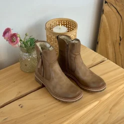 Lysbrun vinterstøvle med foer og smarte detaljer