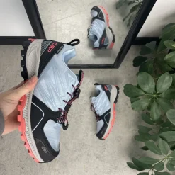 Lyseblå løbesko fra CMP med pink og sorte detaljer