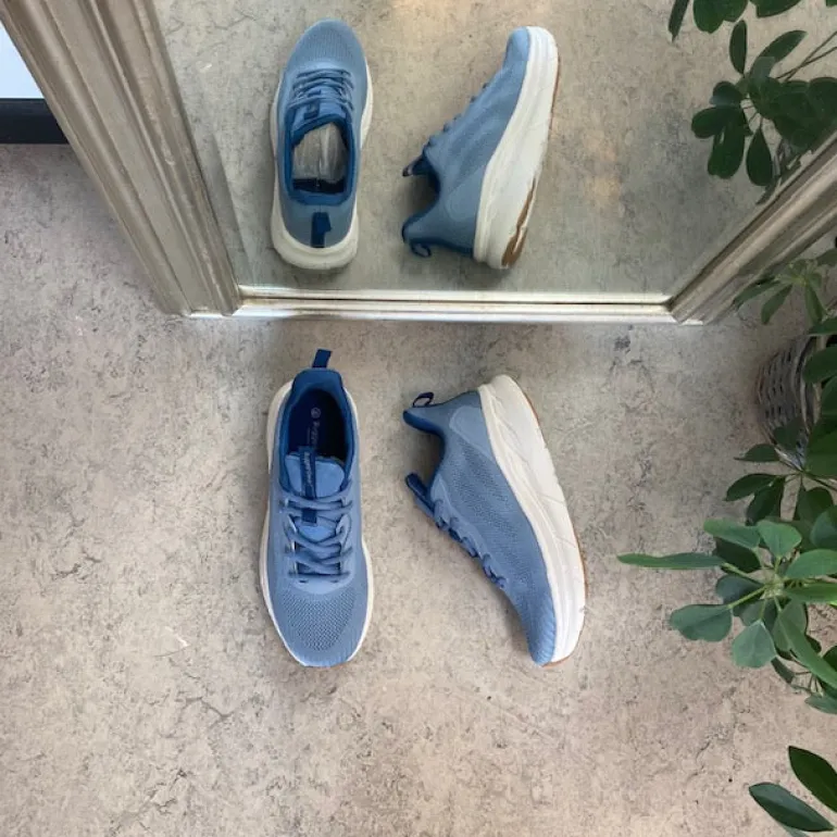 Lyseblå åndbar sko med god bredde