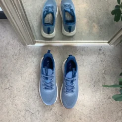 Lyseblå åndbar sko med god bredde