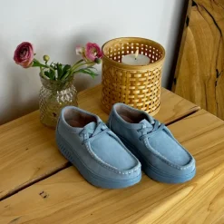 Lyseblå ruskindssko med gængesål og svangstøtte