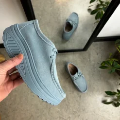 Lyseblå ruskindssko med gængesål og svangstøtte