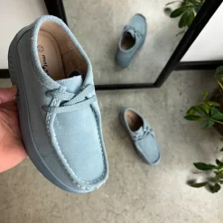 Lyseblå ruskindssko med gængesål og svangstøtte