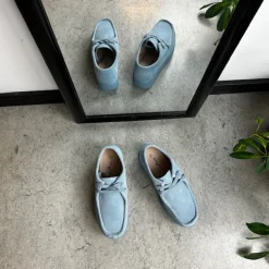 Lyseblå ruskindssko med gængesål og svangstøtte