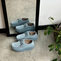 Lyseblå ruskindssko med gængesål og svangstøtte