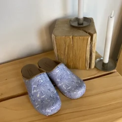 Lyseblå Sanita-træsko med smukt blomsterprint.