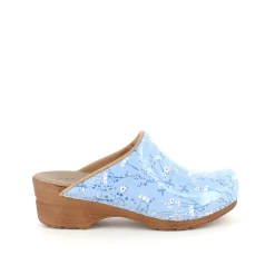 Lyseblå Sanita-træsko med smukt blomsterprint.