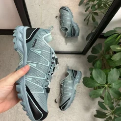 Lyseblå vandtæt vandresko