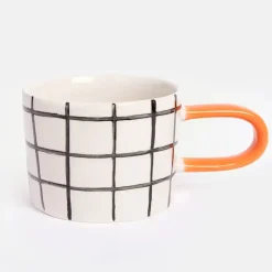 Moderne krus med ternet mønster og orange hank – stilfuldt design til kaffe & te