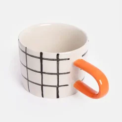 Moderne krus med ternet mønster og orange hank – stilfuldt design til kaffe & te