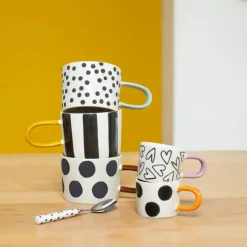 Moderne krus med ternet mønster og orange hank – stilfuldt design til kaffe & te