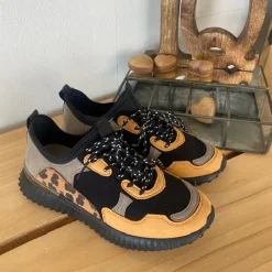 Moderne sko med flotte detaljer og gummisål