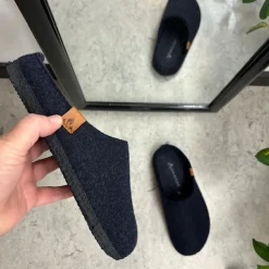 Mørkeblå filtet hjemmesko fra Whistler med svangstøtte