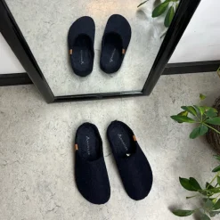 Mørkeblå filtet hjemmesko fra Whistler med svangstøtte