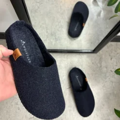 Mørkeblå filtet hjemmesko fra Whistler med svangstøtte