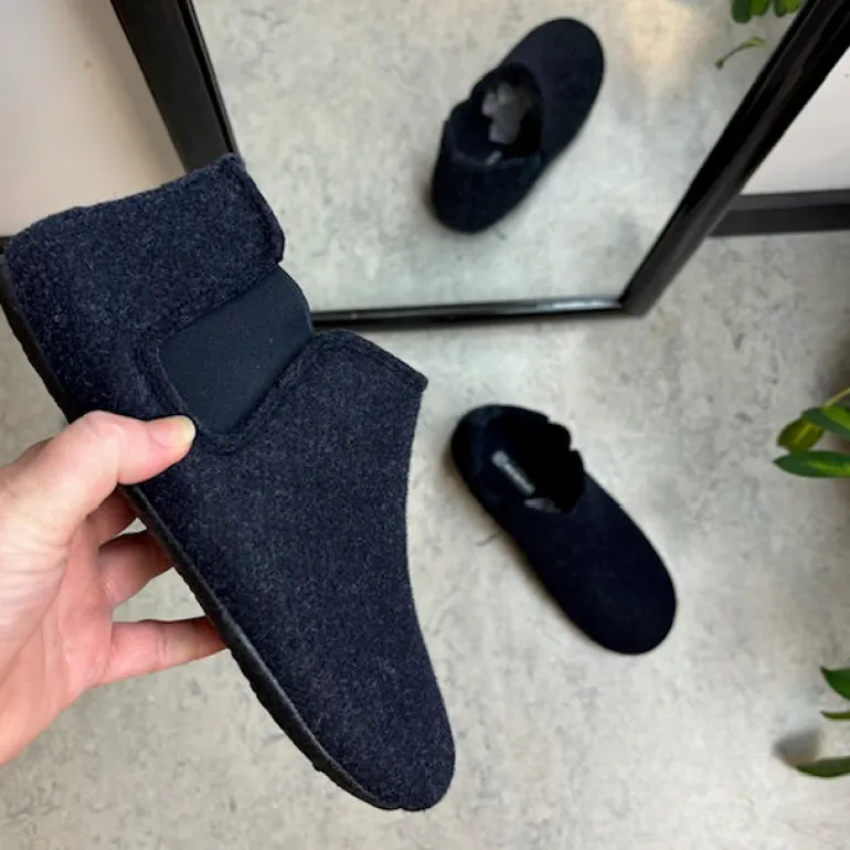Mørkeblå filtet hjemmesko med god bredde og udtagelig indersål