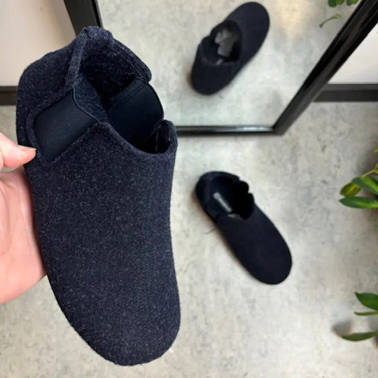 Mørkeblå filtet hjemmesko med god bredde og udtagelig indersål